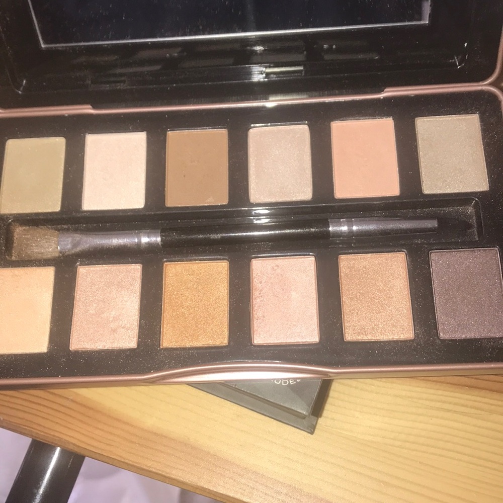 Makeup - Picture 4 of 4
